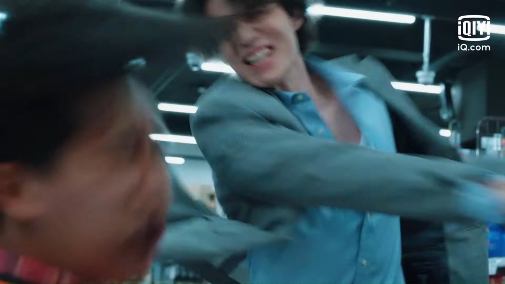 《Bad and Crazy》首波預告中,秀烈用鍋子爆擊別人的頭