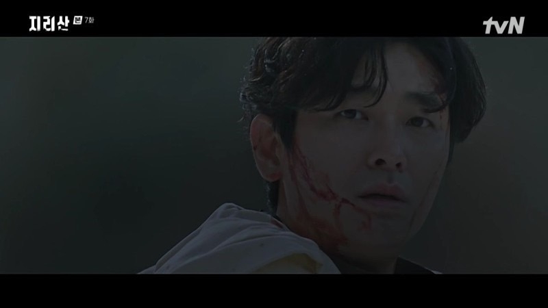 在2018年的案發現場，姜賢祖重傷昏迷後成為困在智異山裡的鬼魂