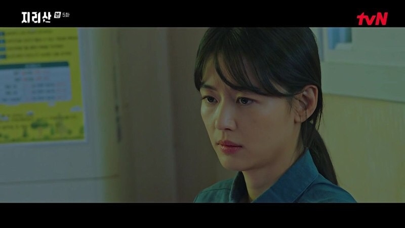 徐伊江（全智賢 飾）在村里的召集大會中，看到了村里的養蜂人李世旭（尹志溫 飾）手上的抓痕