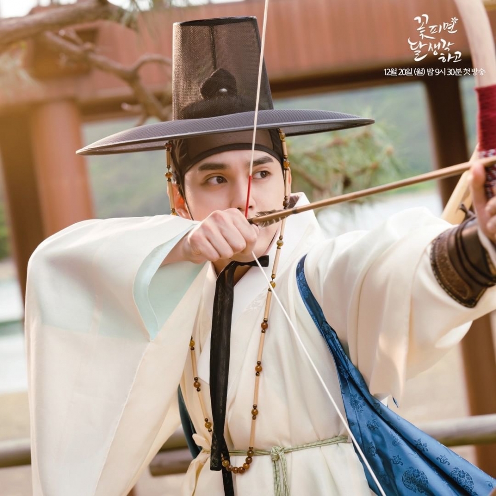 俞承豪飾演「南英」身穿純白色系韓服,散發著不可思議的氣質