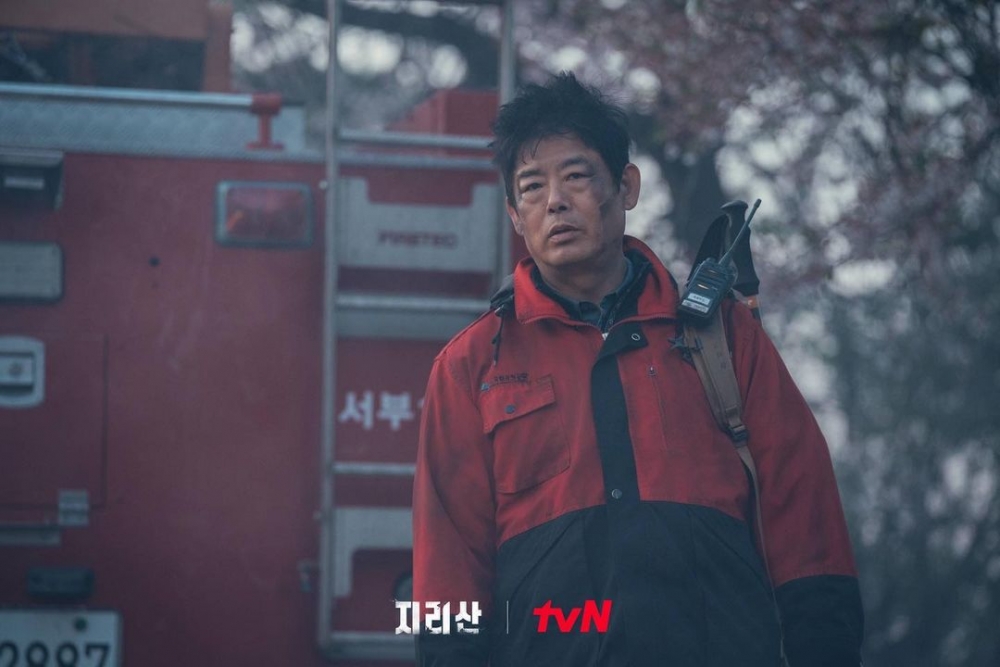 成東鎰飾演的所長曹大震嫌疑很大