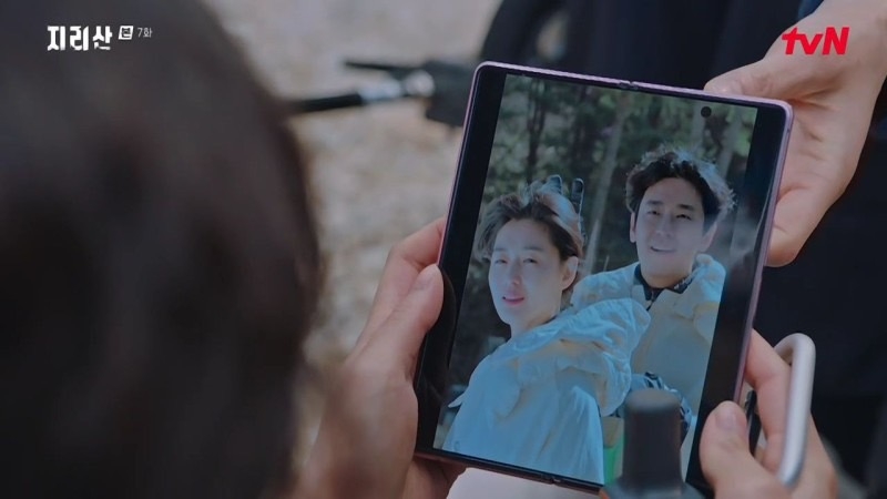 徐伊江拿姜賢祖的照片給李多媛確認「男鬼」是不是照片中的男人