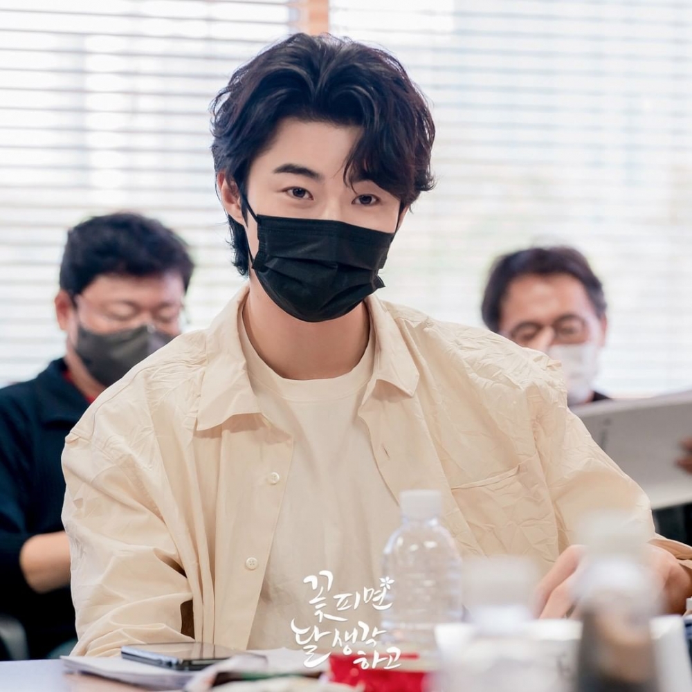 在劇裡邊佑錫將出演沉溺於酒精的王世子