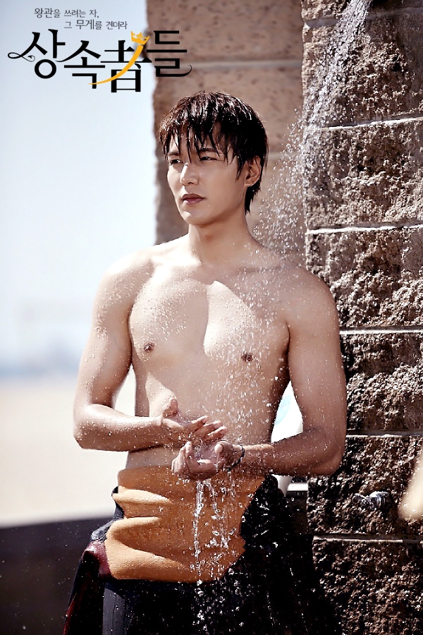 李敏鎬在2013年主演的《繼承者們》第一集中，大曬健壯好身材