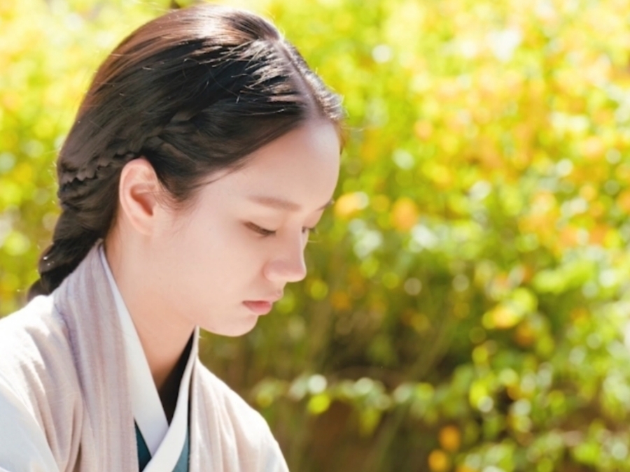 李惠利飾演「姜露瑞」,在禁酒令的時代為了償還債務偷偷開始釀造白酒