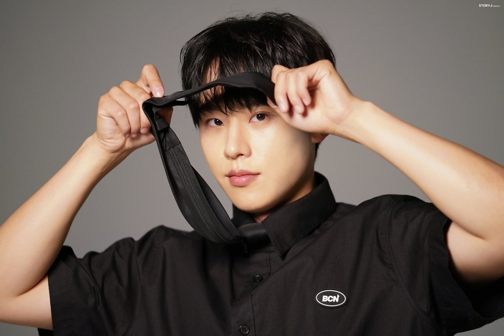 金聖喆飾演紀錄片導演「金志雄」，和崔雄從小一起長大的摯友