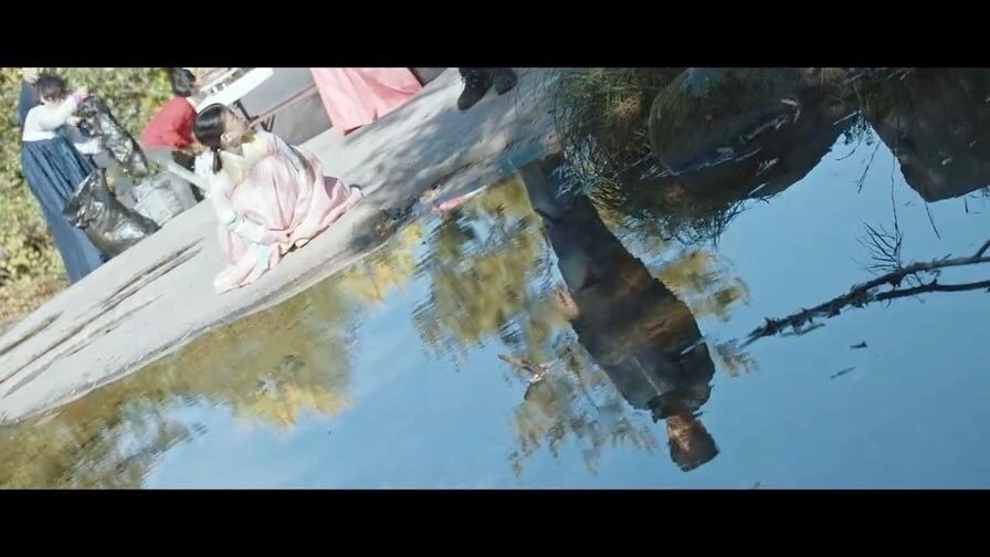 當中的一個小女孩看到姜賢祖後,沒頭沒尾的跟他說了句:「死後也是山裡孤魂野鬼的命。」在下一幕,水中竟沒有女孩的倒影!
