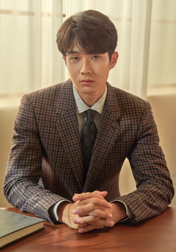 崔宇植出演「崔雄」，他是個看起來一直無欲無求，擁有自由靈魂的男人