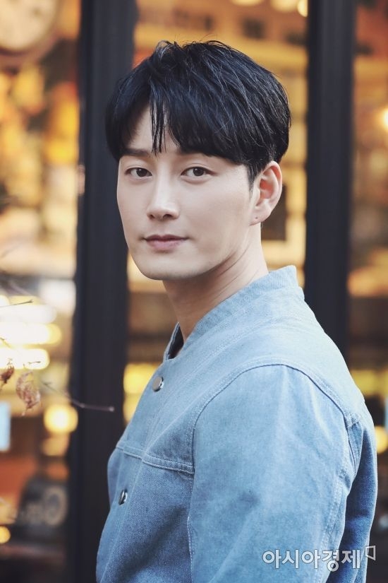 李賢旭將在劇中飾演男老師