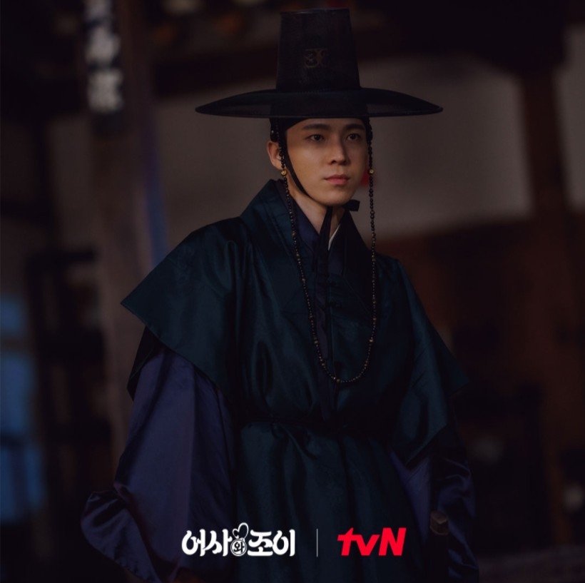 朴泰書（李在均 飾）貴族庶子組成的盜賊團伙的首領