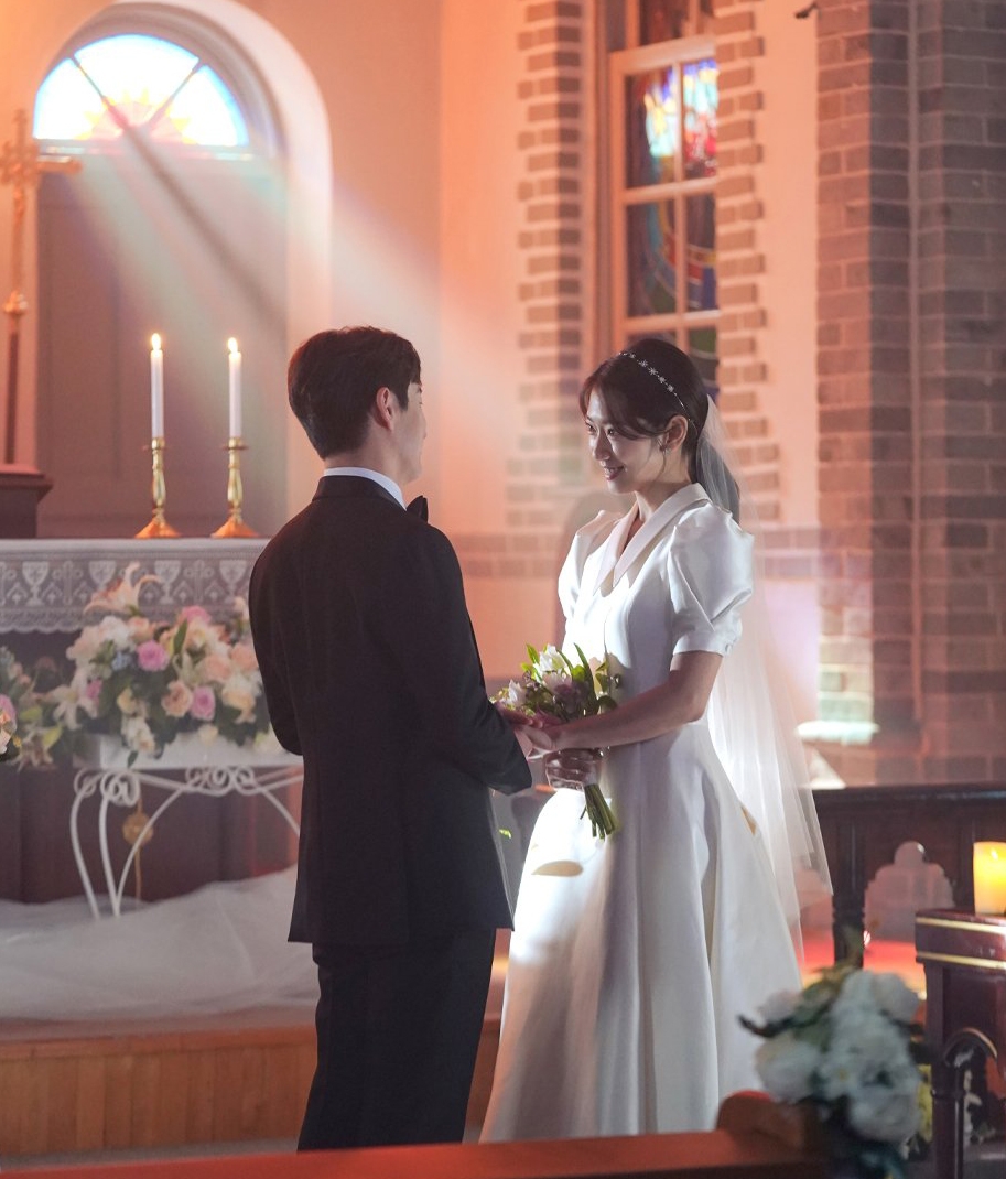 朴信惠與曹承佑在《薛西弗斯的神話》中的婚禮戲