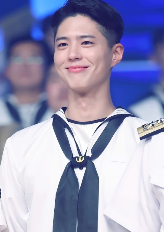 朴寶劍在去年報考海軍文化宣傳兵，經過實際技能考試及面試合格後，在同年8/31入伍服役