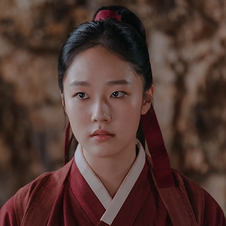 秘靈（蔡元彬 飾）酷似寶莉的女子