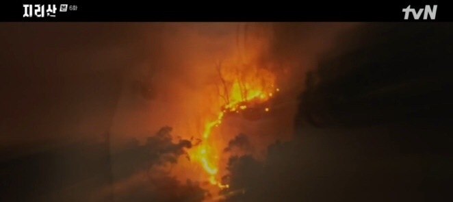 姜賢祖的預知幻象又出現了！這次他看到了一場森林大火，有一條布簾垂在地上正在被燒毀..