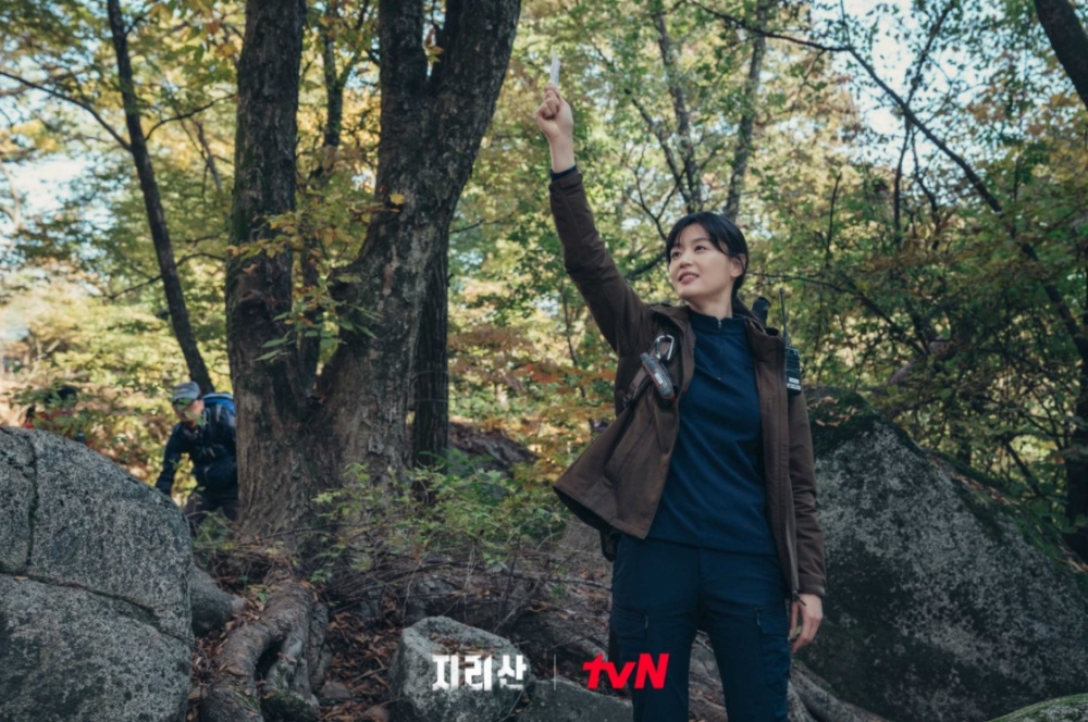 徐伊江(全智賢 飾) 智異山國立公園的資深護林員。 本能的清楚土路、陡峭路、巖壁、懸崖等該怎麼走