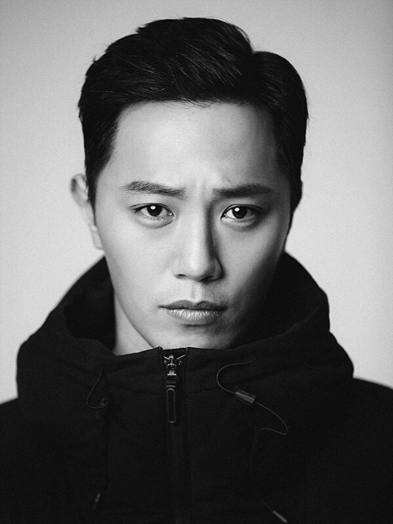 晉久飾演要救出被綁架女兒的消防員「李浩哲」