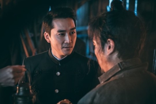 2017年宋承憲在電影《獄火重生：金昌洙》中，飾演囂張跋扈、讓人恨的牙癢癢的典獄長姜瀅植
