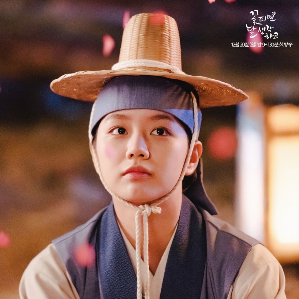 李惠利飾演貧窮的兩班女兒「姜露瑞」,從事各種工作養家餬口