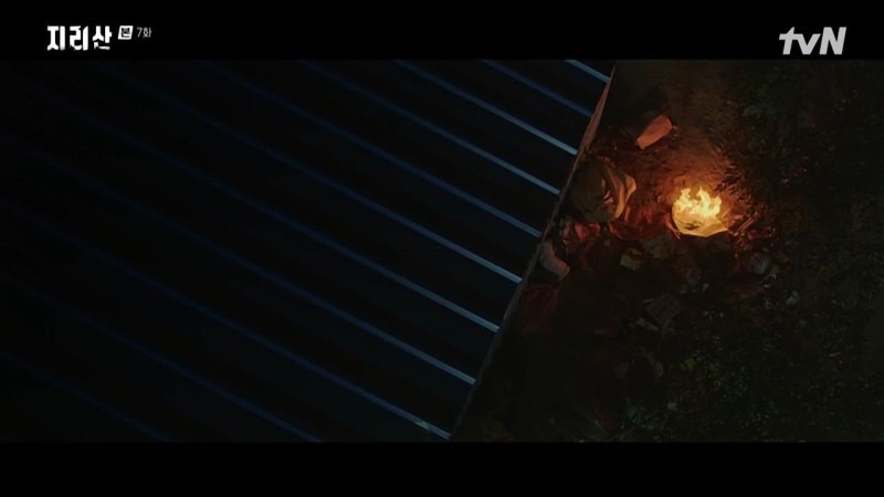 姜賢祖被困在倉庫裡，外面有人點火想全盡燒毀