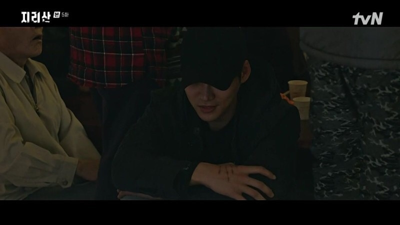 徐伊江（全智賢 飾）看到了村里的養蜂人李世旭（尹志溫 飾）手上的抓痕，才想起姜賢祖（朱智勛 飾）先前警告的話