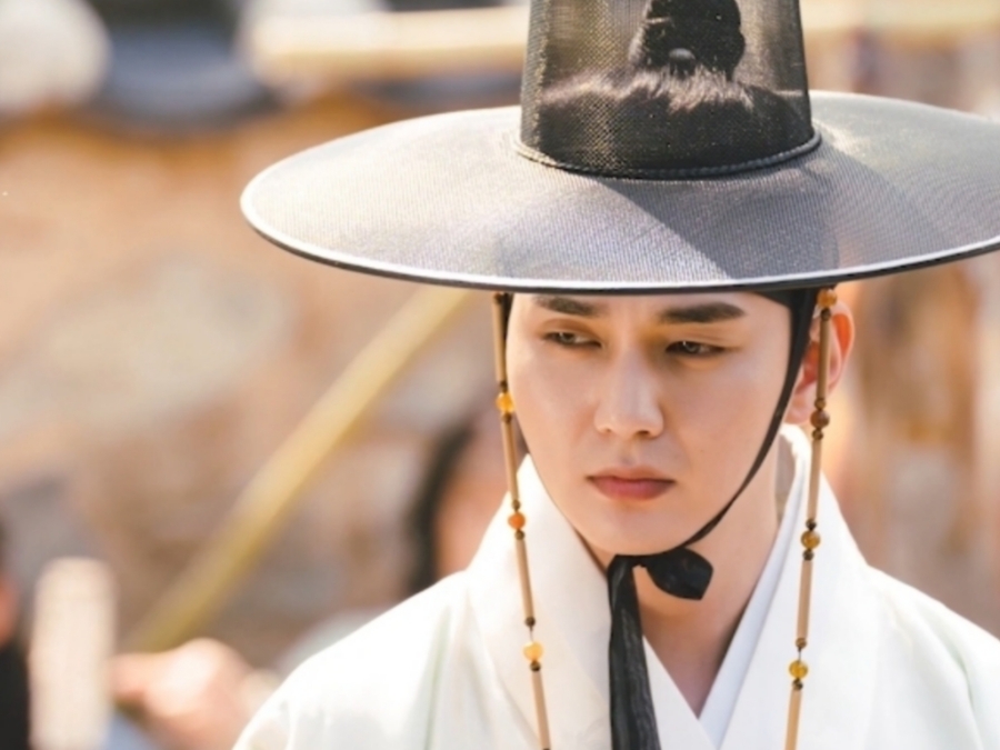 俞承豪飾演「南英」,雖受到許多女人愛戴、卻只愛讀書不近女色