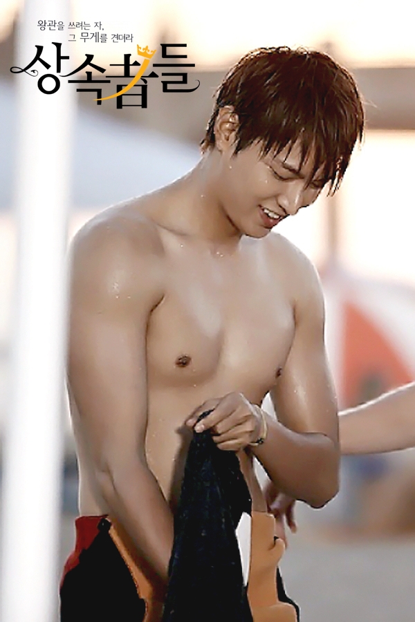 李敏鎬在主演《繼承者們》首播中上演「濕身秀」