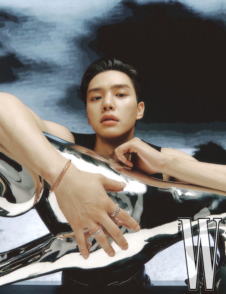 宋江為韓國雜誌《W KOREA》拍攝時尚畫報