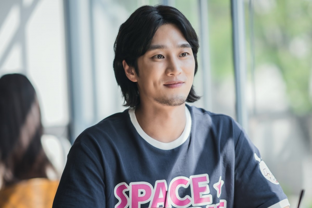 安普賢在tvN漫改劇《柔美的細胞小將》中挑戰長髮蓄鬍造型