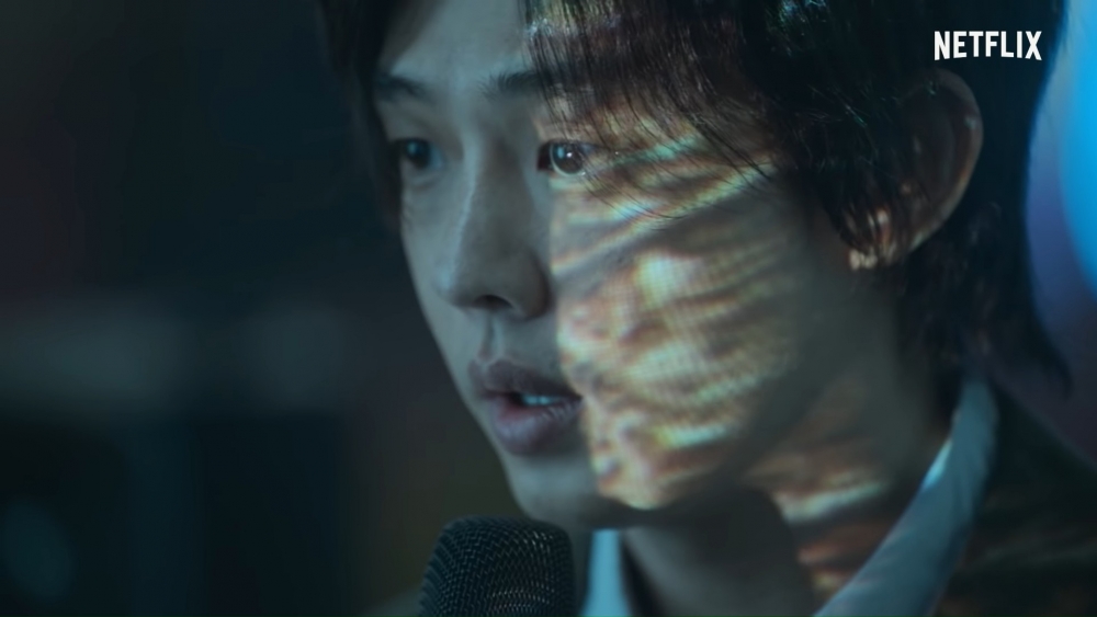 旁白響起了新真理會首領鄭振秀(劉亞仁 飾)的聲音,表示神為了懲罰世人作惡,於是在人間上演了「地獄直播秀」