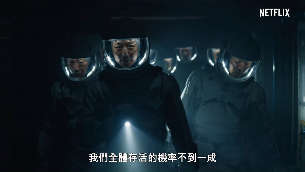 探測隊一行人進入荒廢的基地