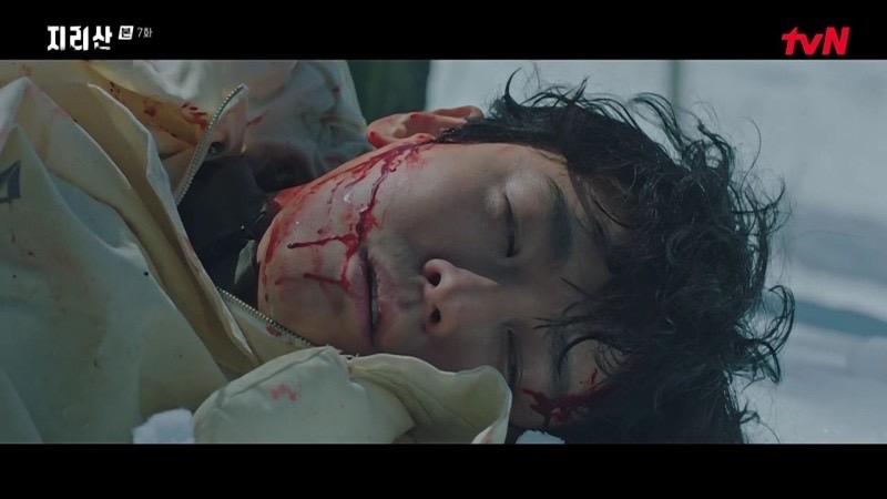 時間回到2018年的案發現場，徐伊江在昏迷前看到了不省人事的姜賢祖