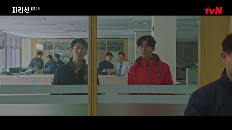 姜賢祖到其他辦公處拿備品時，看到了山中冒出濃煙