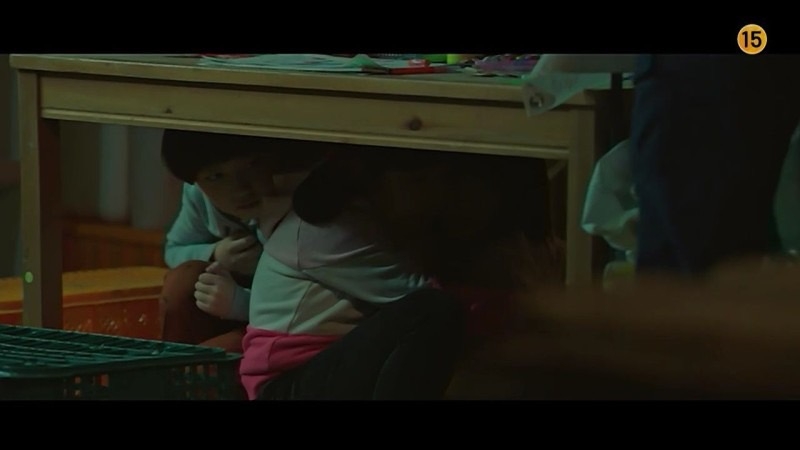 小孩在放有橫幅的倉庫裡面玩耍