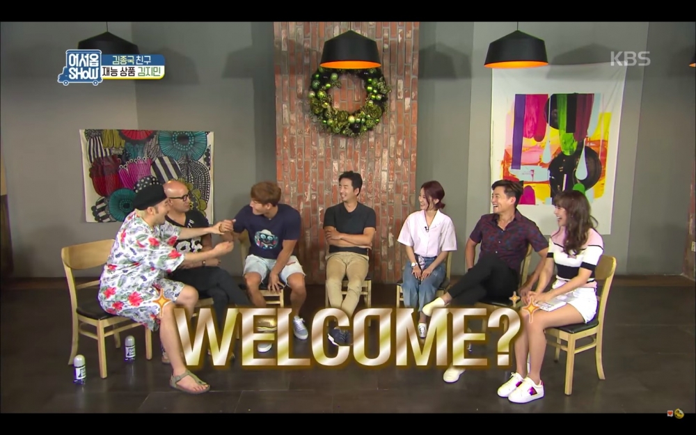 盧弘喆握住金鍾國的手像在給予鼓勵