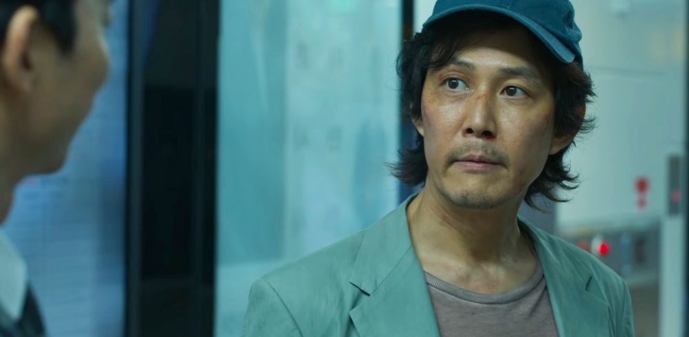 李政宰在《魷魚遊戲》中的形象是魯蛇大叔