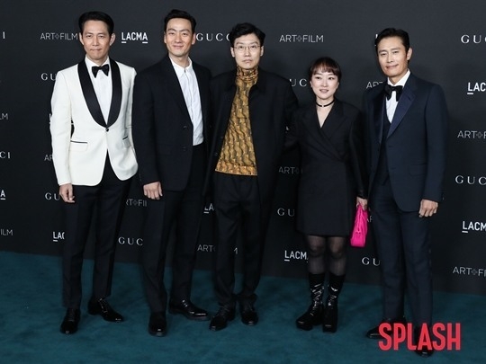 Netflix《魷魚遊戲》導演黃東赫帶領演員李政宰、朴海秀、李秉憲等人盛裝出席2021LACMA ART+FILM