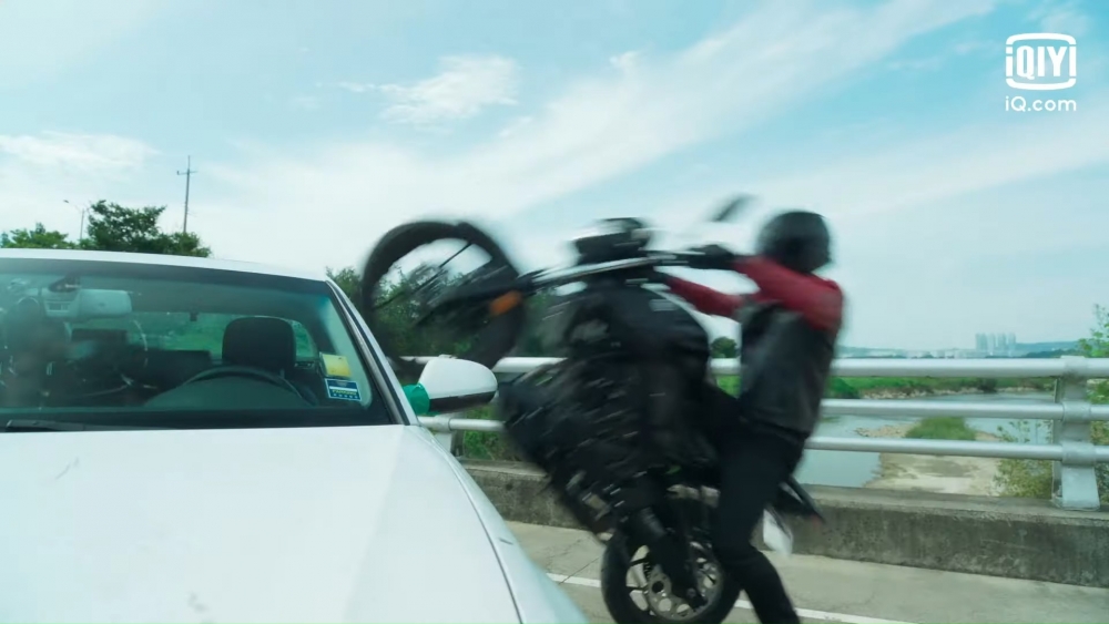 《Bad and Crazy》首波預告中,K用重機車輪打碎車窗