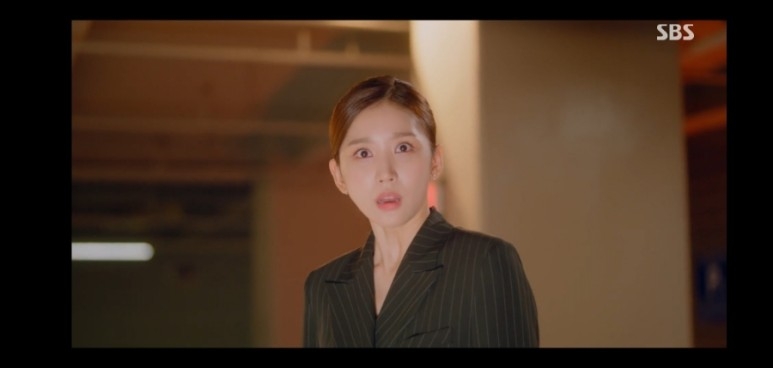 姜美娜逃亡途中一輛車朝她衝來