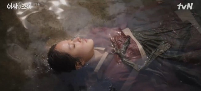 tvN新劇《御史與祚怡》寶莉沒準時出現在法庭,被被發現陳屍在河裡