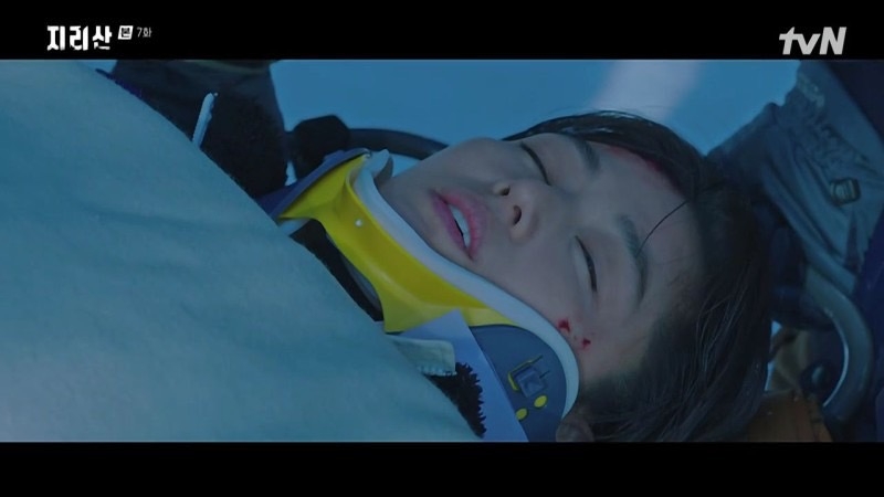 時間回到2018年的案發現場，徐伊江倒在血泊中