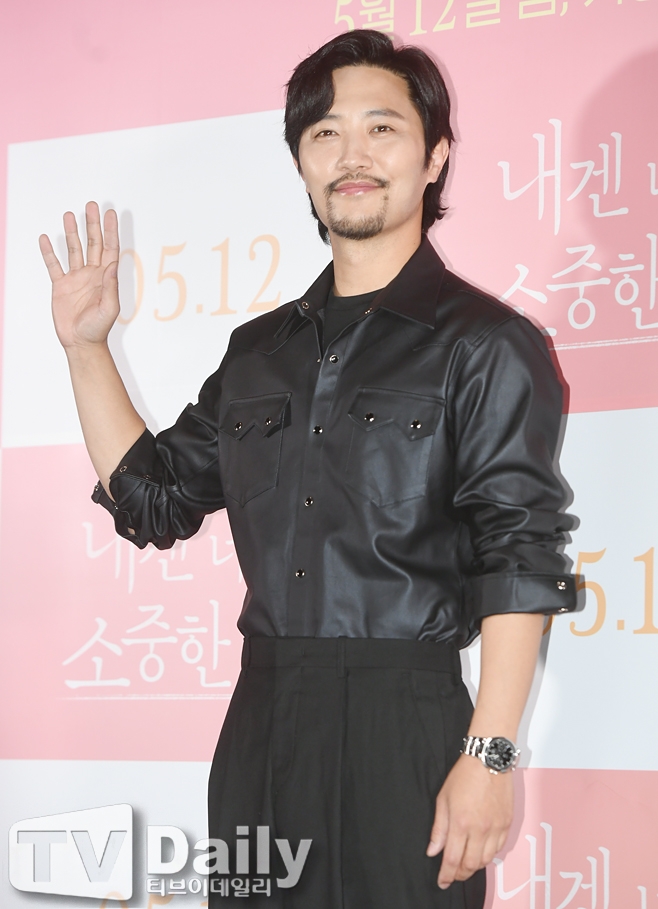 晉久在2016年憑藉《太陽的後裔》人氣大暴漲，後續也相繼出演了其他電視劇以及電影