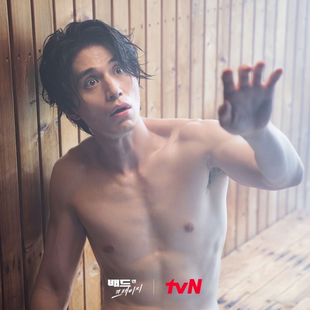 李棟旭釋出的劇照以「晴天霹靂，三溫暖時被怪漢襲擊」為標題