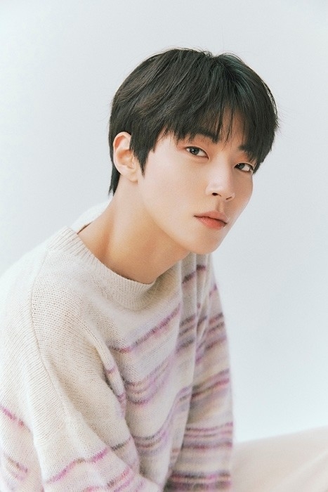 黃寅燁飾演法學院1年級學生兼酒館老闆「孔燦」