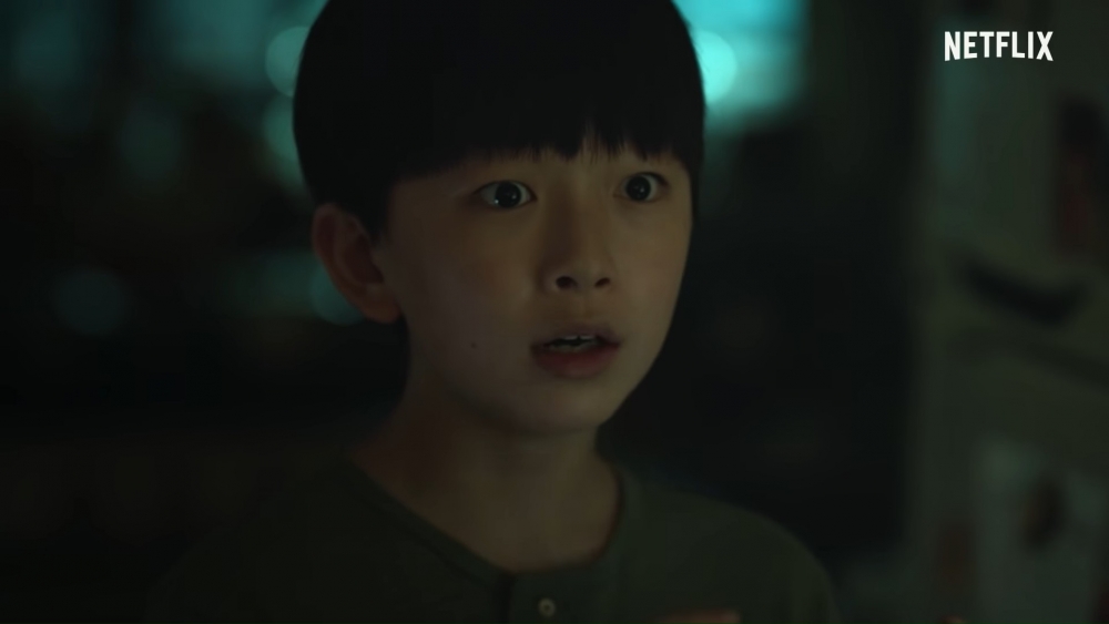 當一家人沉浸在幸福的氛圍下,但朴靜子看到兒子一臉驚恐地看向她身後時