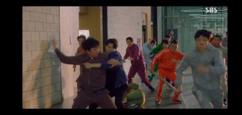 韓成惠命令手下將逃走的姜美娜抓起來