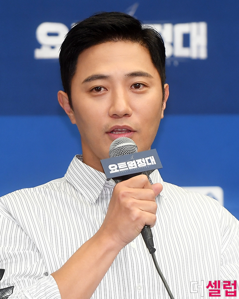 晉久原先上個月正在準備回歸之作，這過程中和確診者進行了接觸，在經過檢測後被診斷為確診