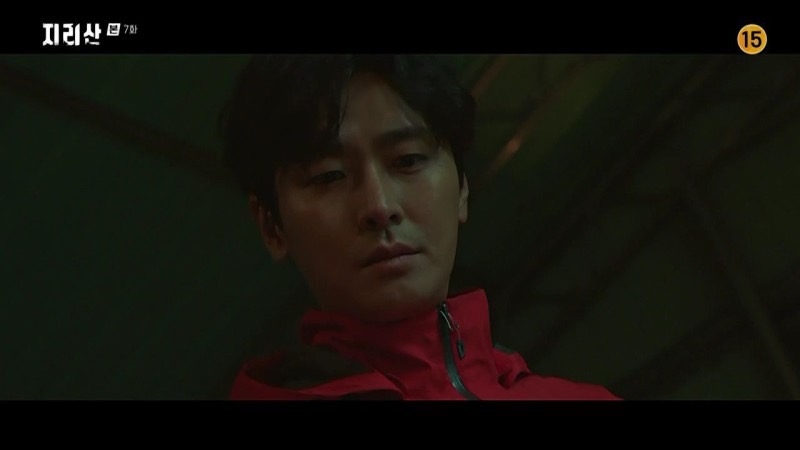 姜賢祖到倉庫查看橫幅蹤跡，卻見到有小孩在裡面玩耍