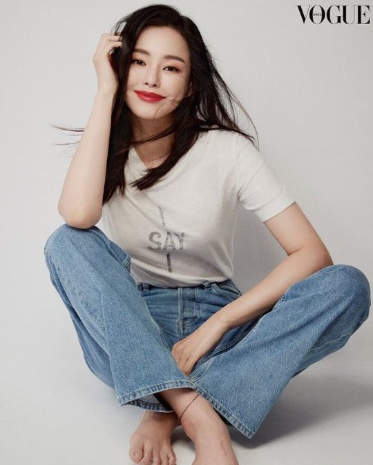 李荷妮所屬經紀公司做出回應:「演員李荷妮在今年初通過熟人介紹,與認識的人正在交往中。」