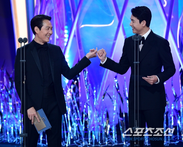 鄭雨盛&李政宰在頒獎典禮上近距離接觸
