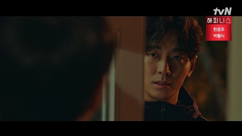 李世旭受人指使疑似犯下多起謀殺案，在姜賢祖找到家中時非常慌張，於是傳訊息給幕後黑手求助